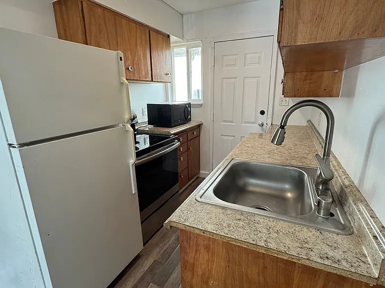 2625 NE 9th Pl — Photo 3