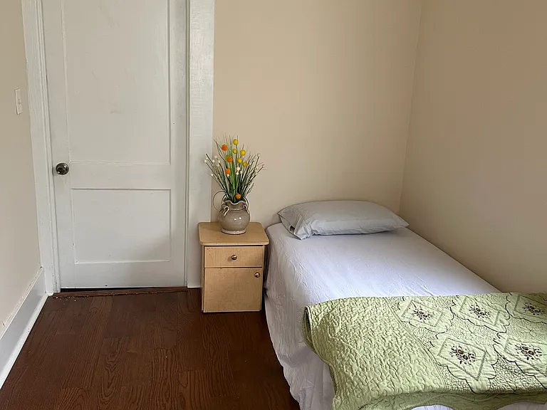881 Beckwith St SW — Photo 3