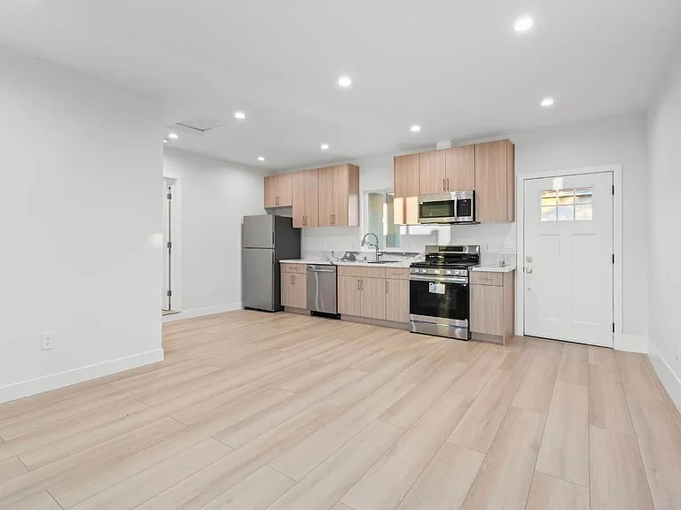 8635 Le Berthon St — Photo 3