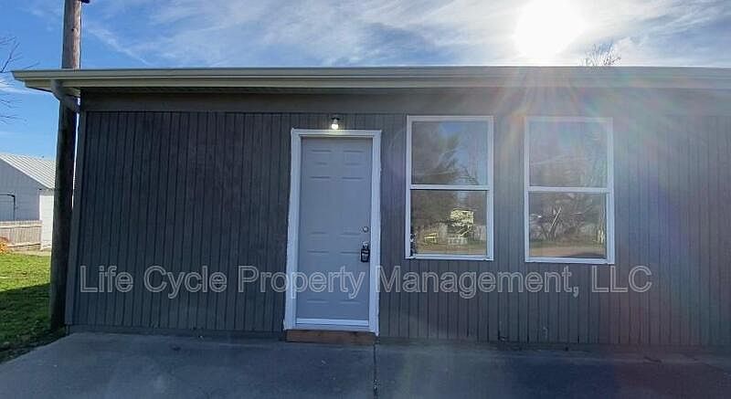 1st image of 2921 Depot St #B