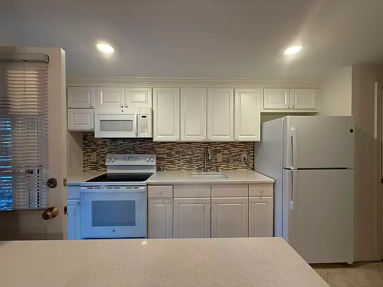 60 Lake St #I — Photo 2