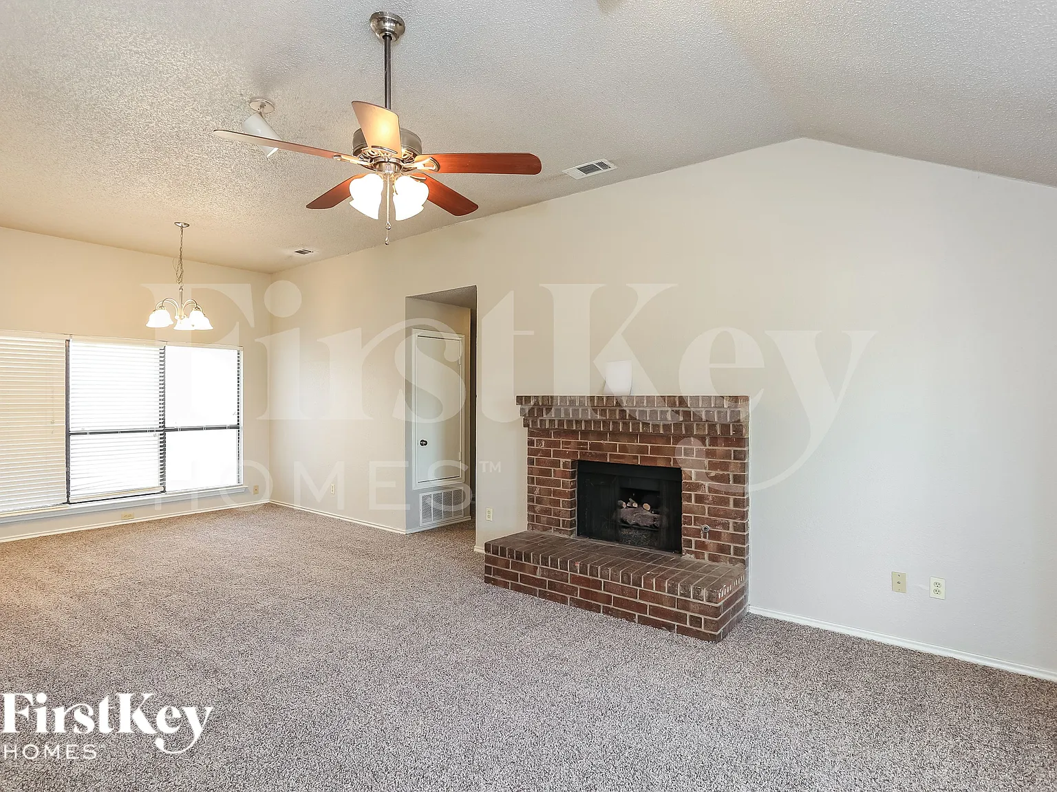 3 bed, 2.0 bath, 1465 sqft, $1,910 — Photo 3