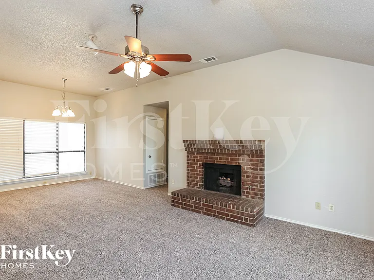 2321 Lakeshore Ln — Photo 3