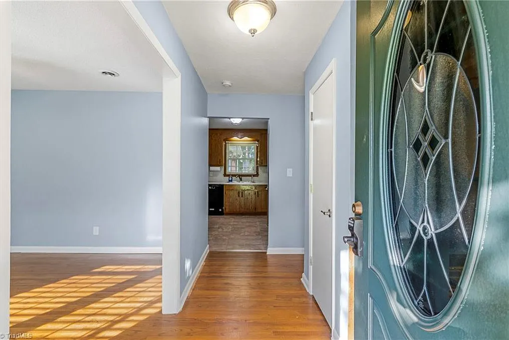 3 bed, 2.0 bath, 1700 sqft, $1,950 — Photo 4