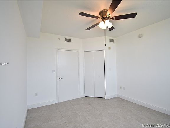 3rd image of 18800 NE 29th Ave APT 403