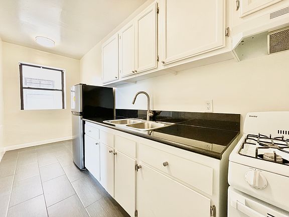 2nd image of 5425 Santa Monica Blvd APT 305