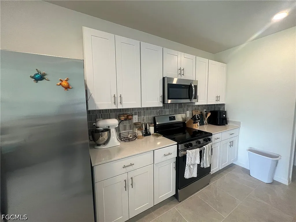4 bed, 2.5 bath, 2320 sqft, $2,450 — Photo 3