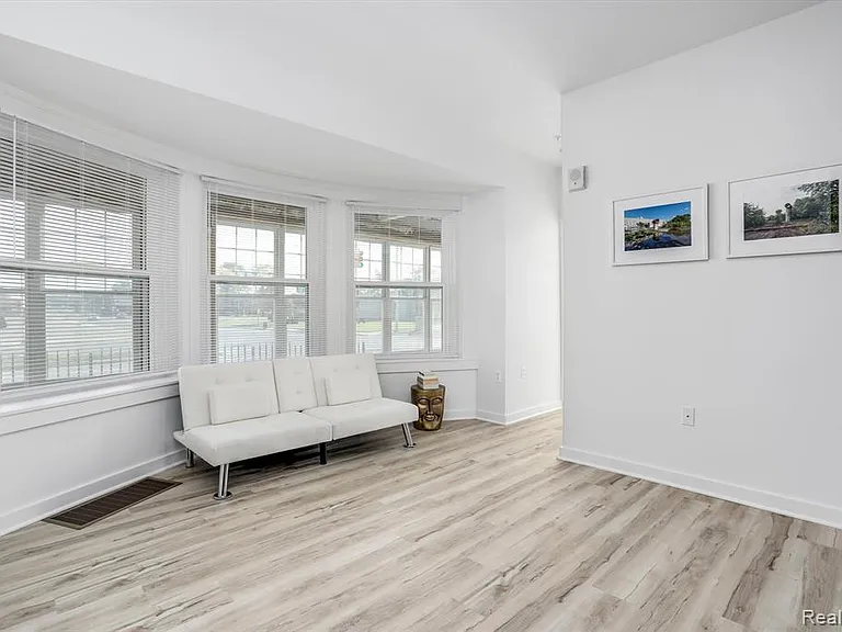 799 E Grand Blvd #4 — Photo 5
