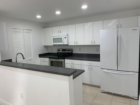 4th image of 10201 NW 33rd St