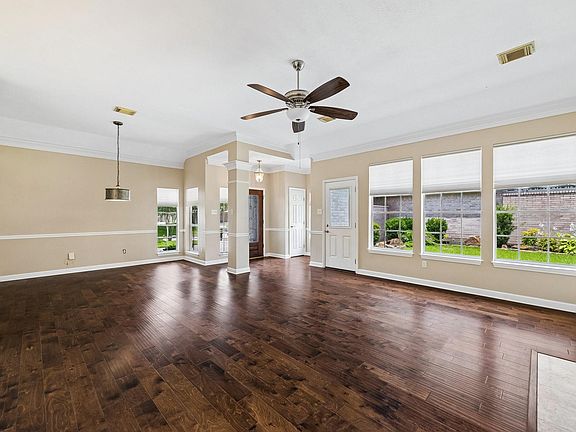 3rd image of 2823 N Strathford Ln