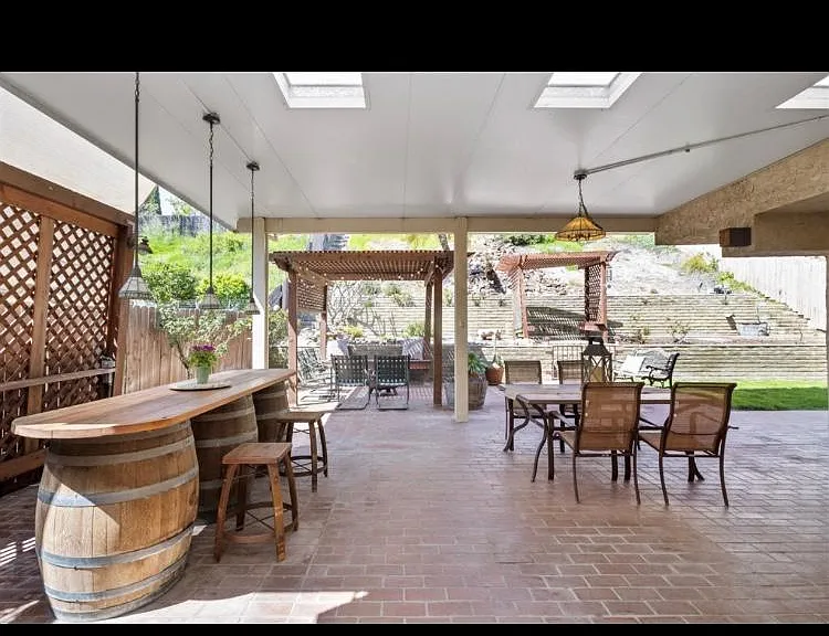 10894 Charing Cross Rd — Photo 14