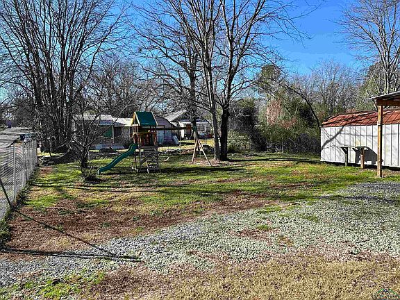 4th image of 400 Van Zandt Ave