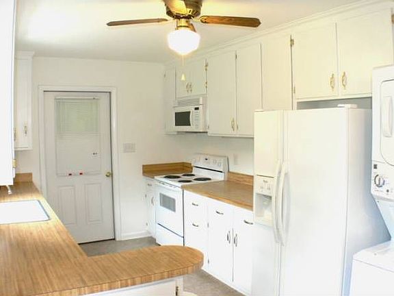 Kitchen w/Appliances