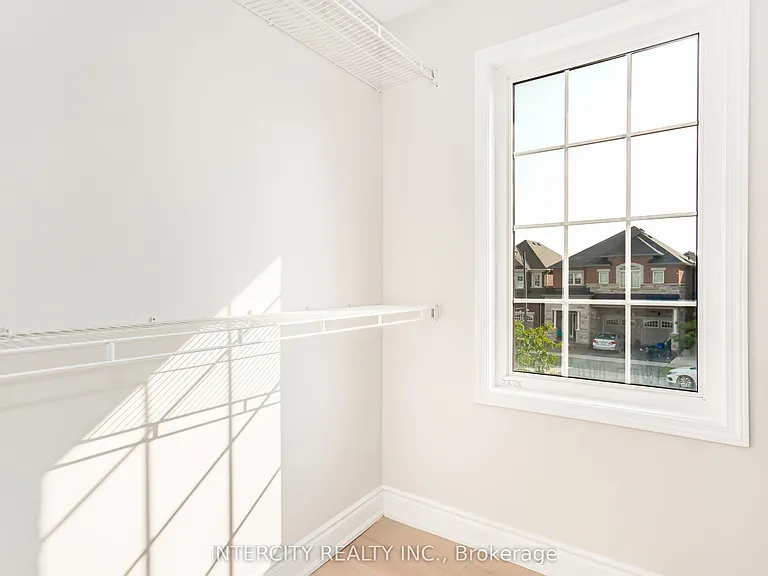 689 Ambroise Cres N — Photo 36