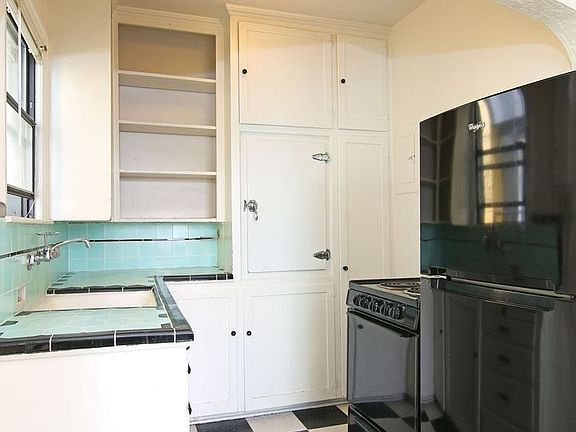 4th image of 512 Boylston Ave E #128
