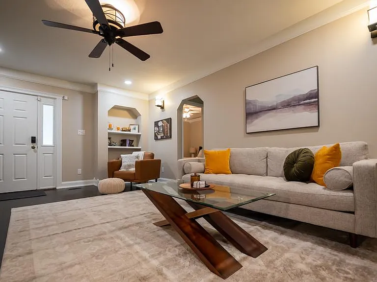 1175 SW Collins Ave — Photo 1