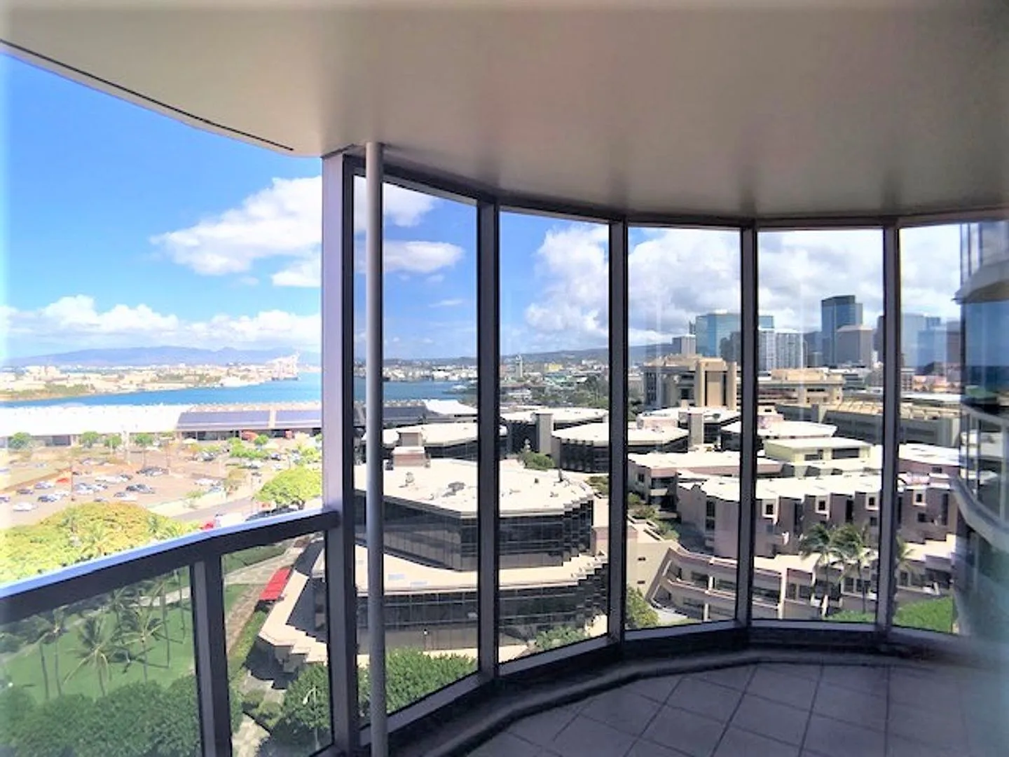 Spacious 1 Bed 1 Bath 1 Parking In Luxurious One Waterfront Towers!! — Photo 1