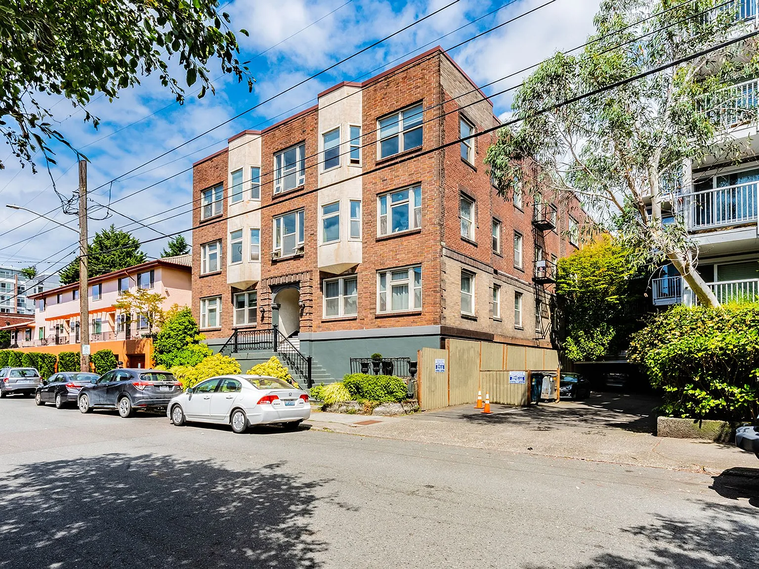 Carlyle Apartments — Photo 1