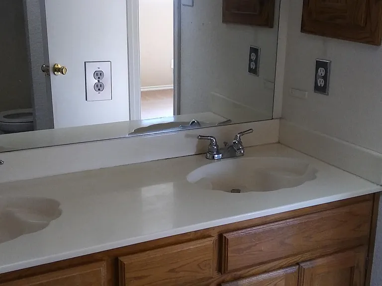 514 Oakcrest St — Photo 3