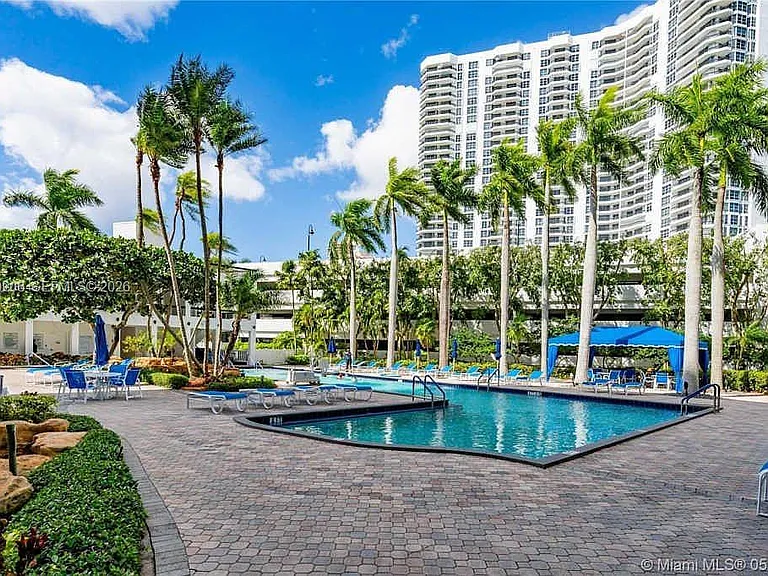 3600 Mystic Pointe Dr #808 — Photo 14
