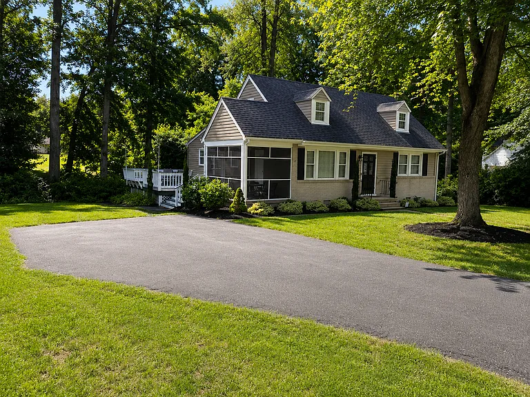 1211 Elmhurst Dr — Photo 3