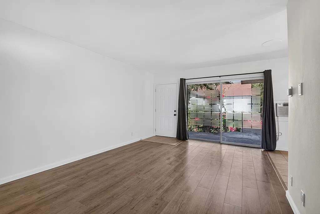 405 N Marengo Ave — Photo 4