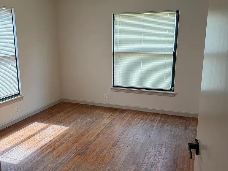 1043 Shadwell Dr — Photo 3