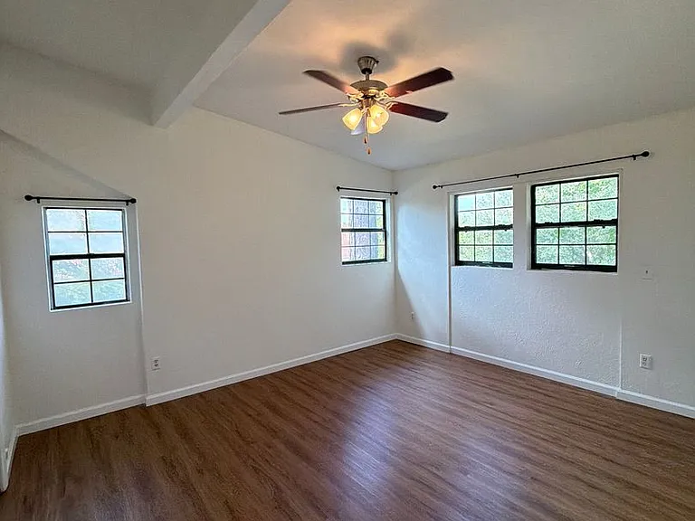 Beautiful downtown quad. 1 and 2 bed units available now. Pets allowed. — Photo 45