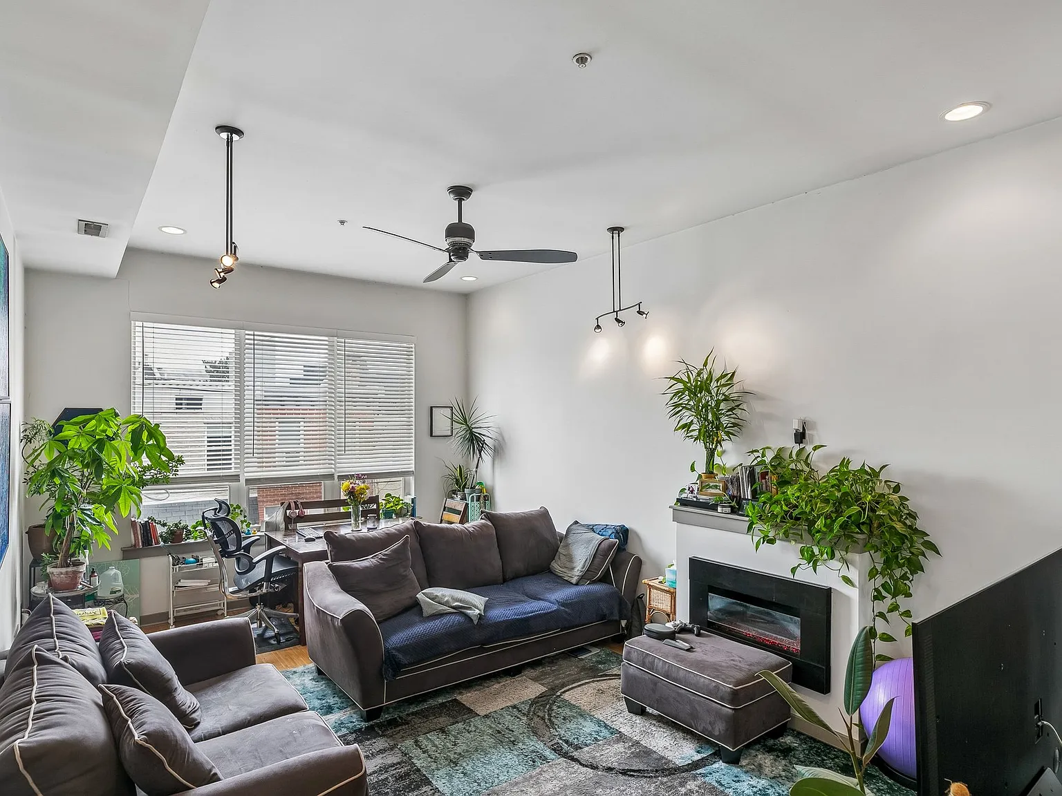 3 bed, 2037 sqft, $3,500 — Photo 3