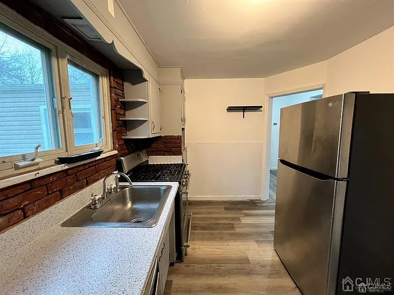 13 Sheridan Ave — Photo 6