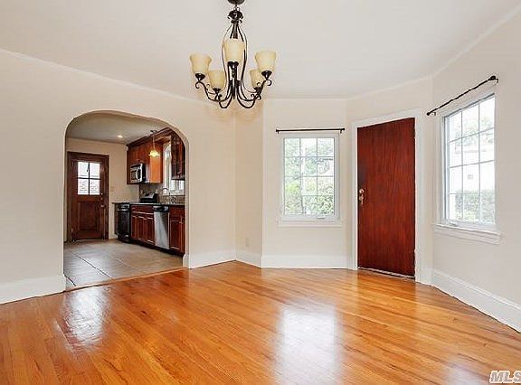 5th image of 125 Garden St