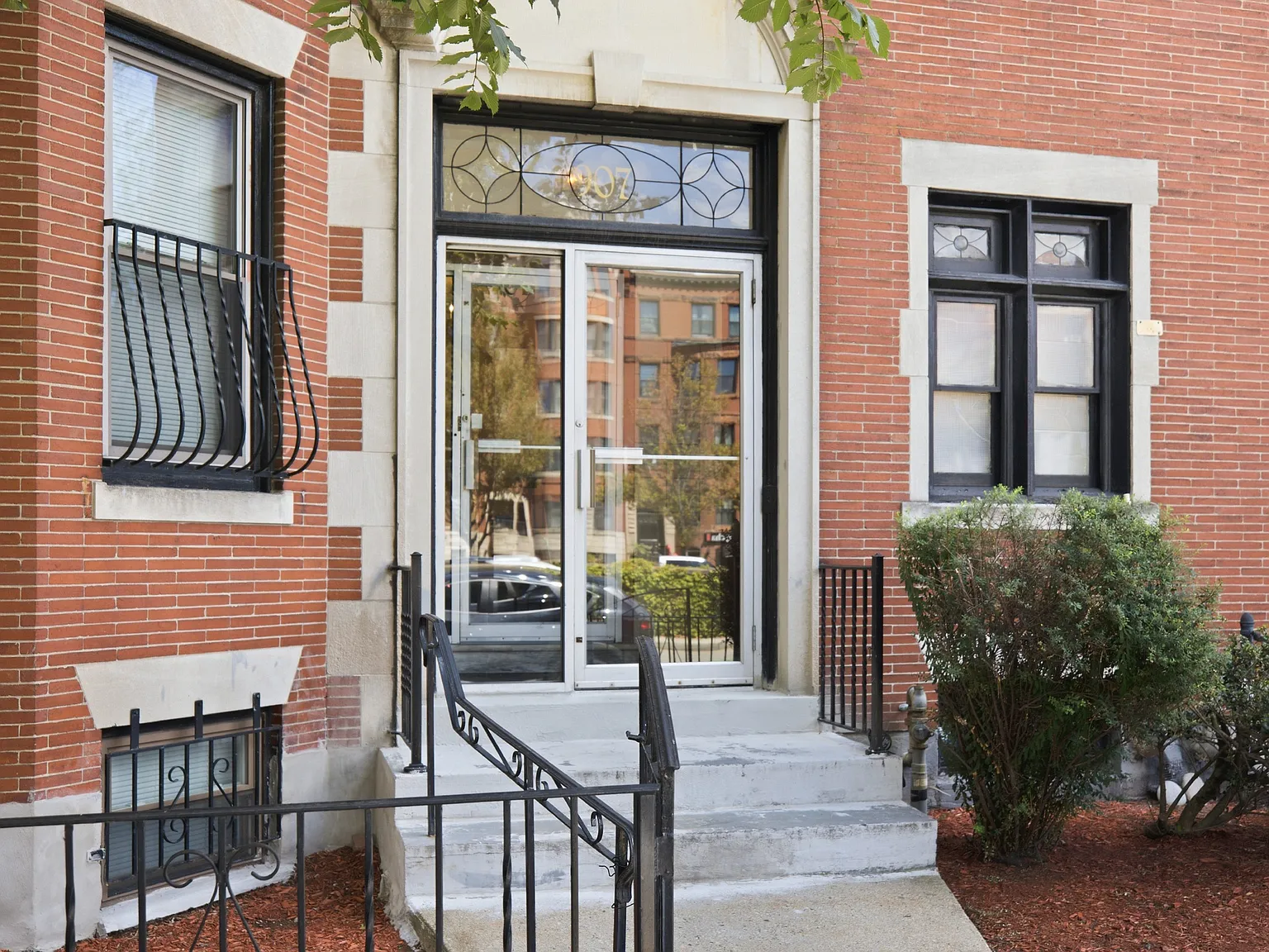 2 bed, 752 sqft, $2,850 — Photo 1