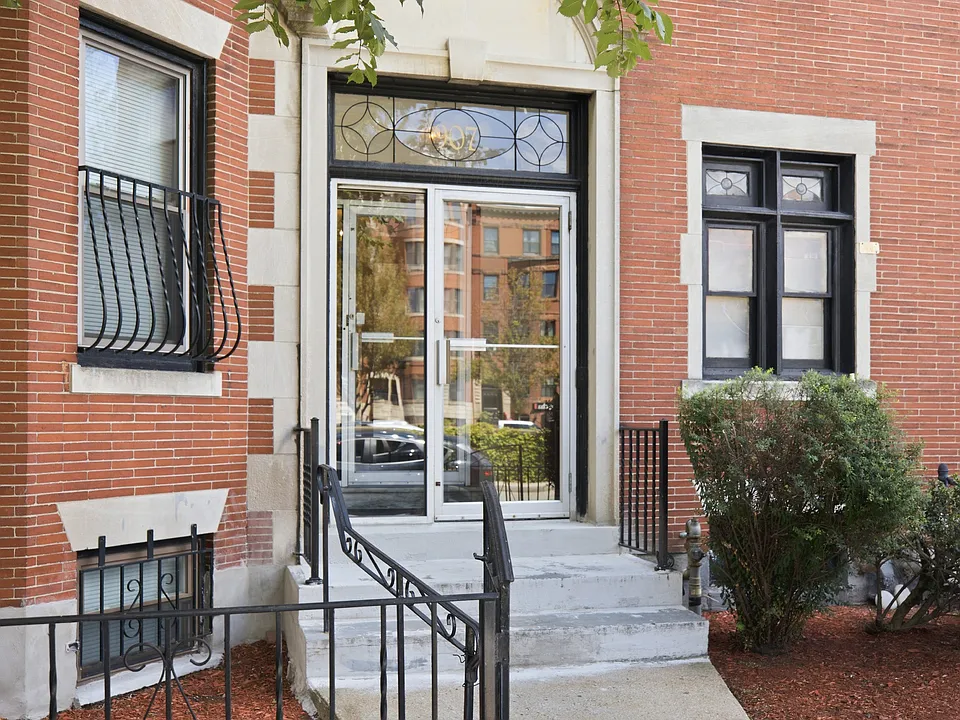 907 Beacon St #4