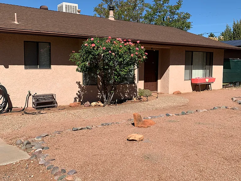 585 Sunset Ln — Photo 2
