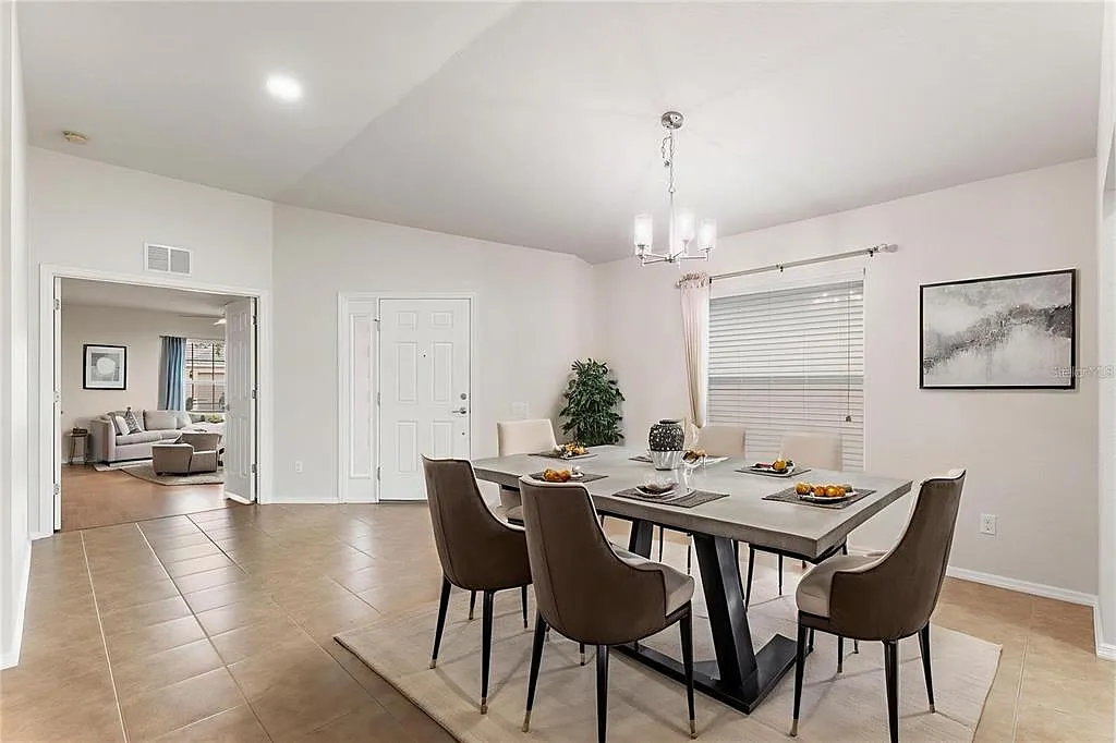 3 bed, 2.0 bath, 1713 sqft, $2,300 — Photo 3