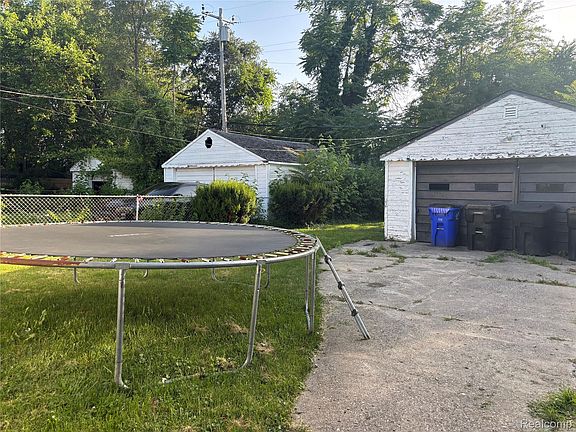 2nd image of 18681 Albion St