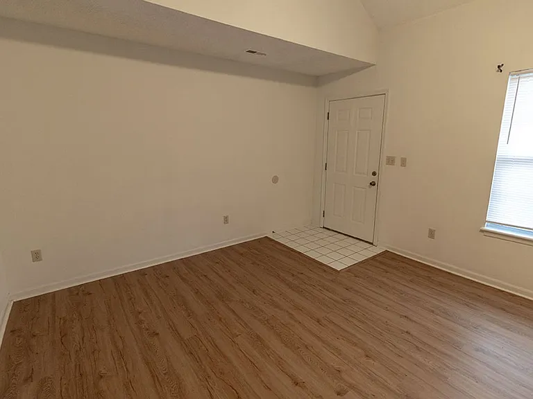 212-214 Nikki Way — Photo 6