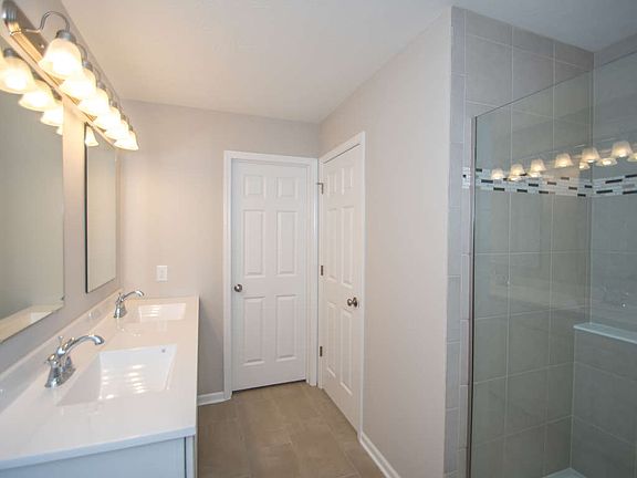 Master Bathroom with Deluxe 5' Tiled Shower