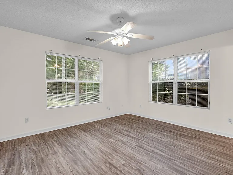 1202 E Waldburg St — Photo 12