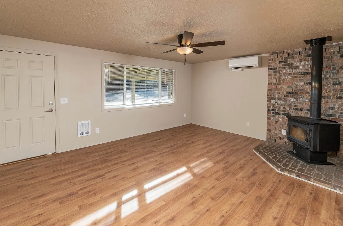 3 bed, 1200 sqft, $2,500 — Photo 3