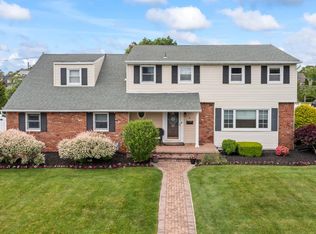 6 W Shore Rd, Bay Shore, NY 11706