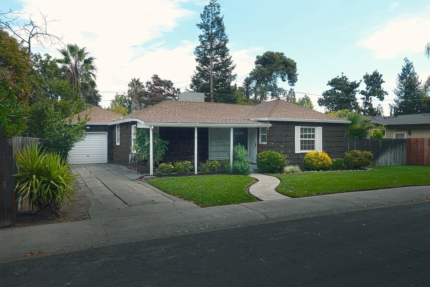 2038 Carlton Ave photo 1