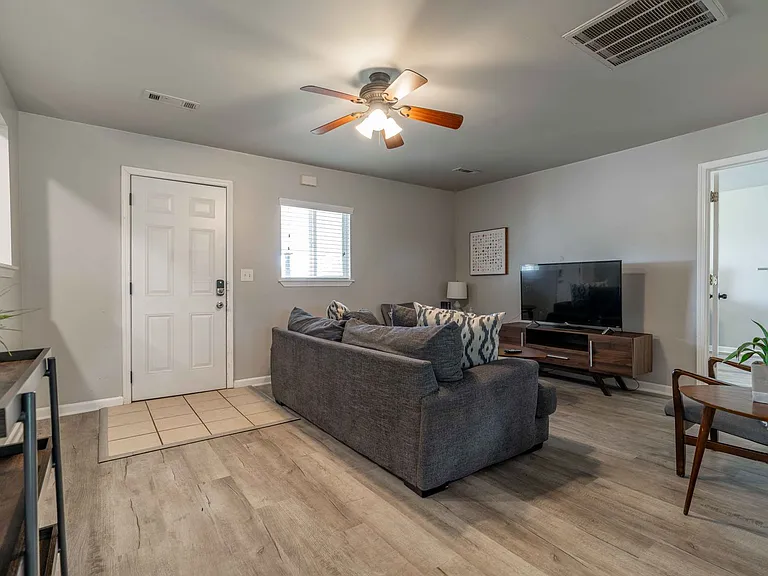 315 SW F St — Photo 3
