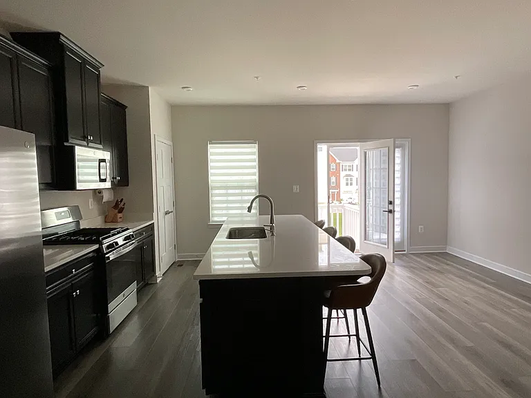619 Fairmont Dr — Photo 1