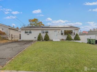 98 Pinetree Dr, Parlin, NJ 08859