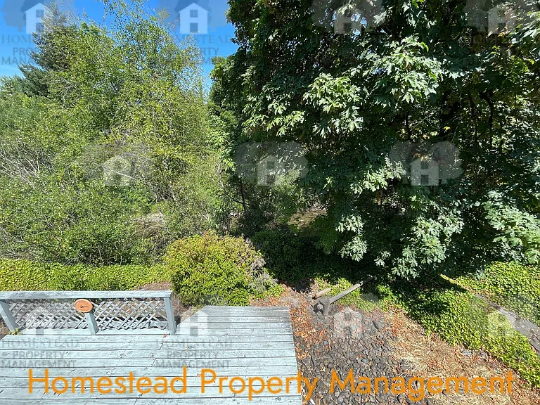 999 SW Hunter St — Photo 6