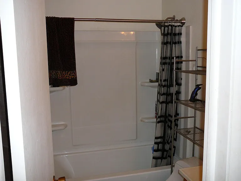 208 Broadmoor Dr — Photo 4