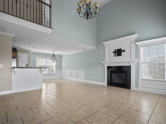 3rd image of 1601 Pickford Ln