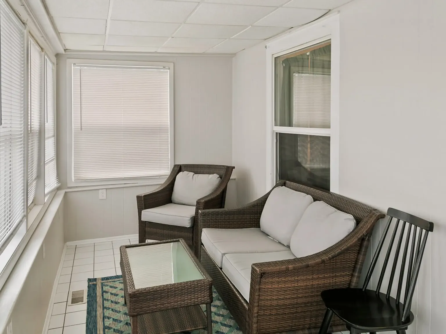 5 bed, 2.5 bath, 1700 sqft, $5,000 — Photo 2