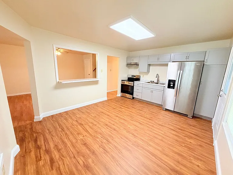 2035 N Graham Ave — Photo 4